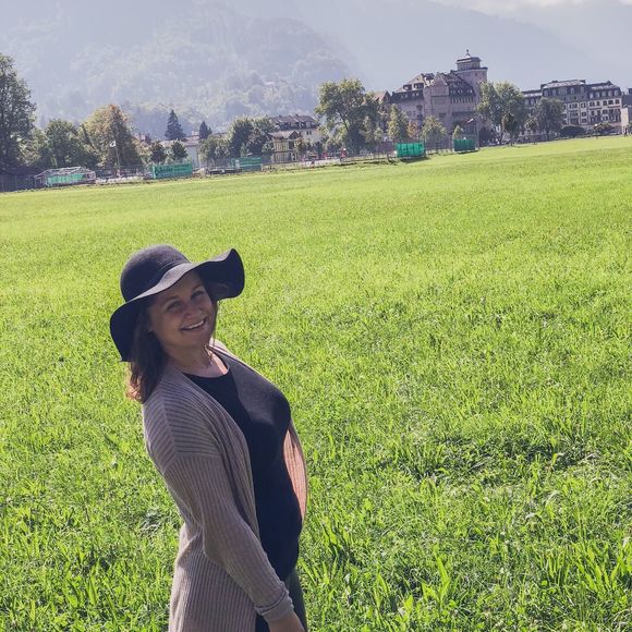 Meet your Posher, Caroline - Picture 1 of 1